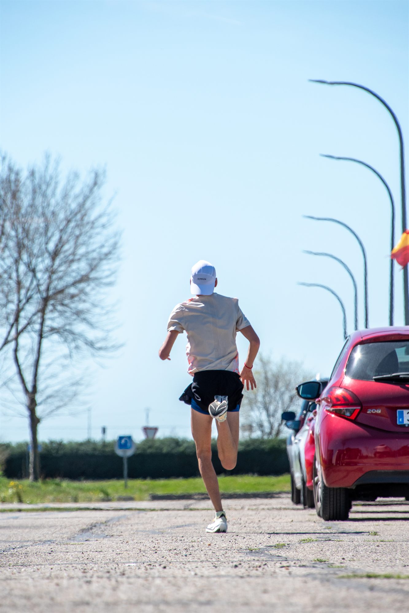 Corredor entrenando en carretera